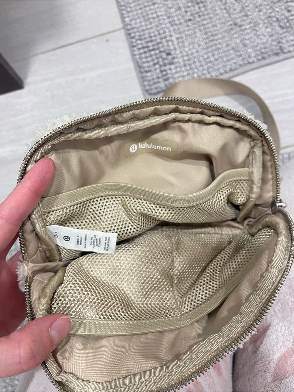 Lululemon everywhere belt bag fleece Sherpa size 1L beige ivory tone - Picture 8 of 9